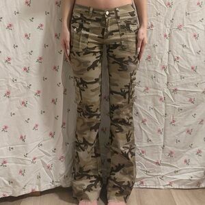 Women’s mid / low rise Camouflage army green cargo pants